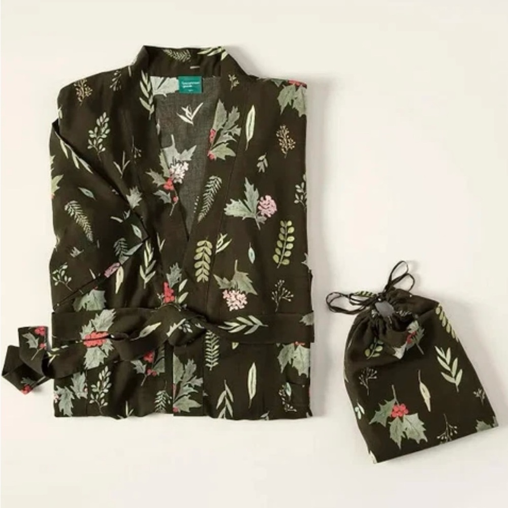 Uncommon Goods Birth Month Flower Robe December Holly Pattern Size M/L NWT